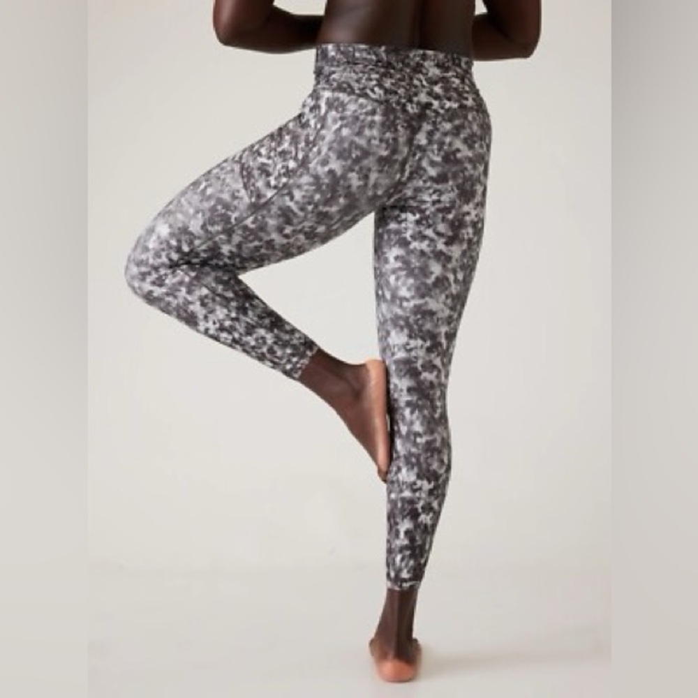 Athleta SALUTATION STASH 7/8 Legging Tight in Opaline Floral Black